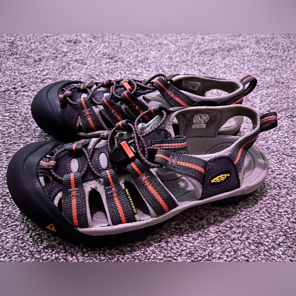 KEEN Women's Newport H2 in Magnet/Hot Coral